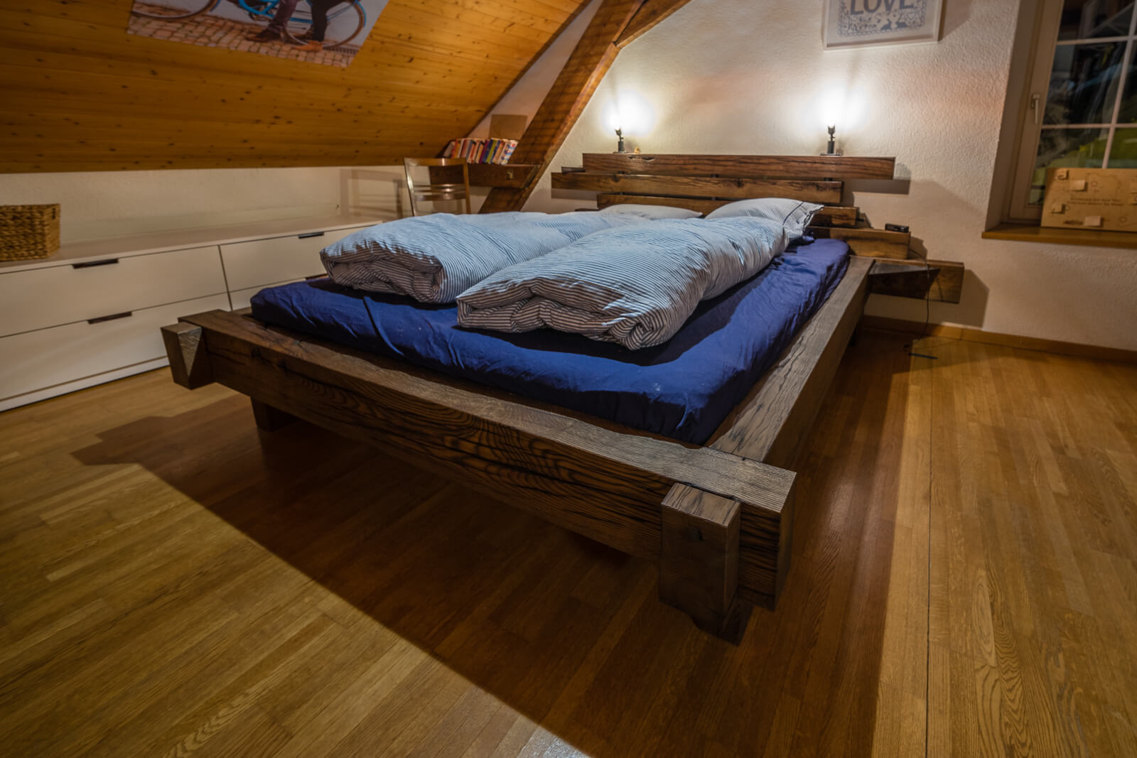 Bett aus Massivholz