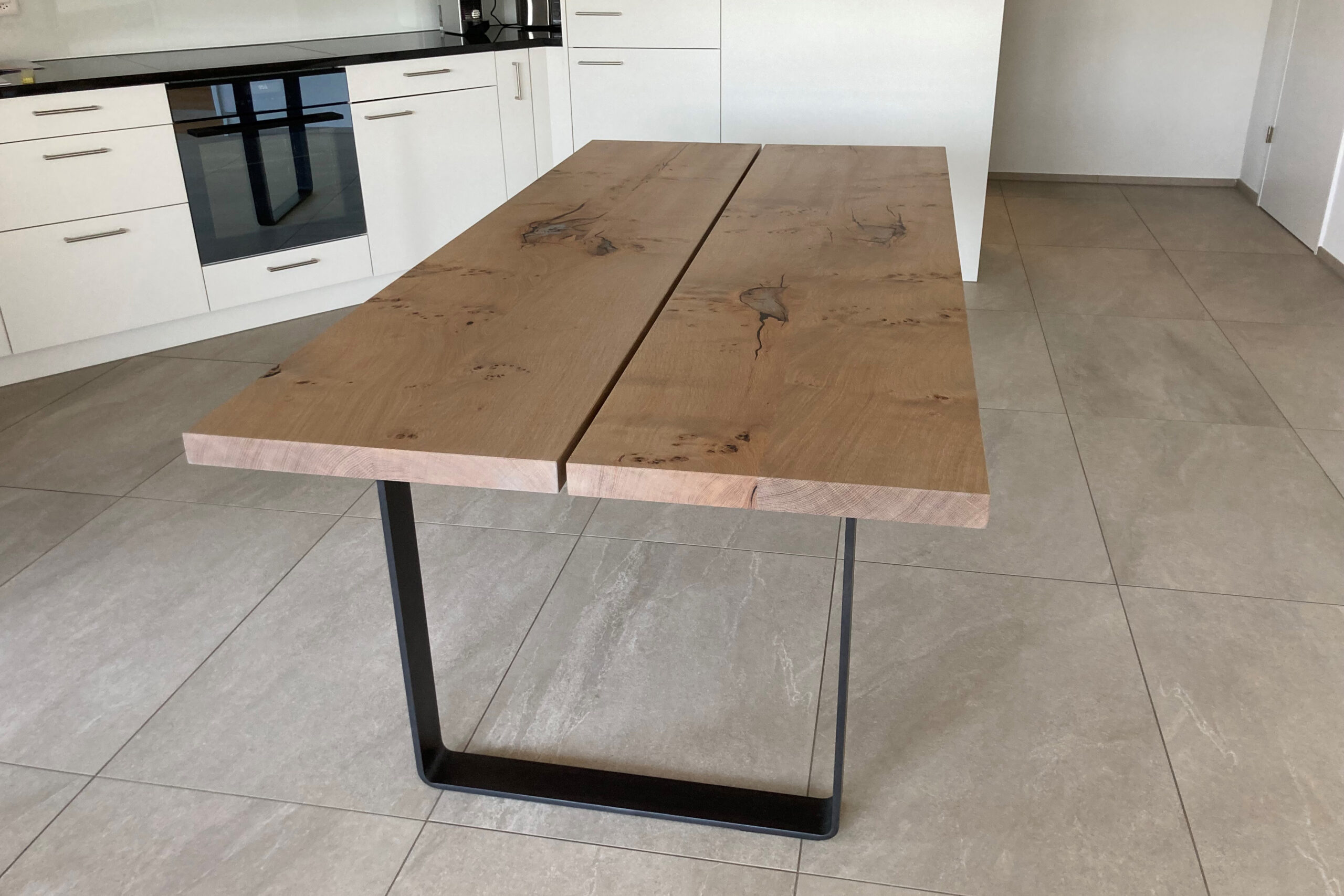 Tisch aus zwei Massivholzplatten
